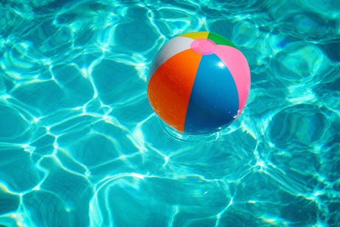 Un ballon gonflable dans une piscine