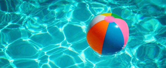 Un ballon gonflable dans une piscine