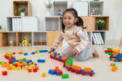 kid_playing_with_toys