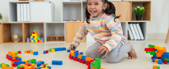 kid_playing_with_toys