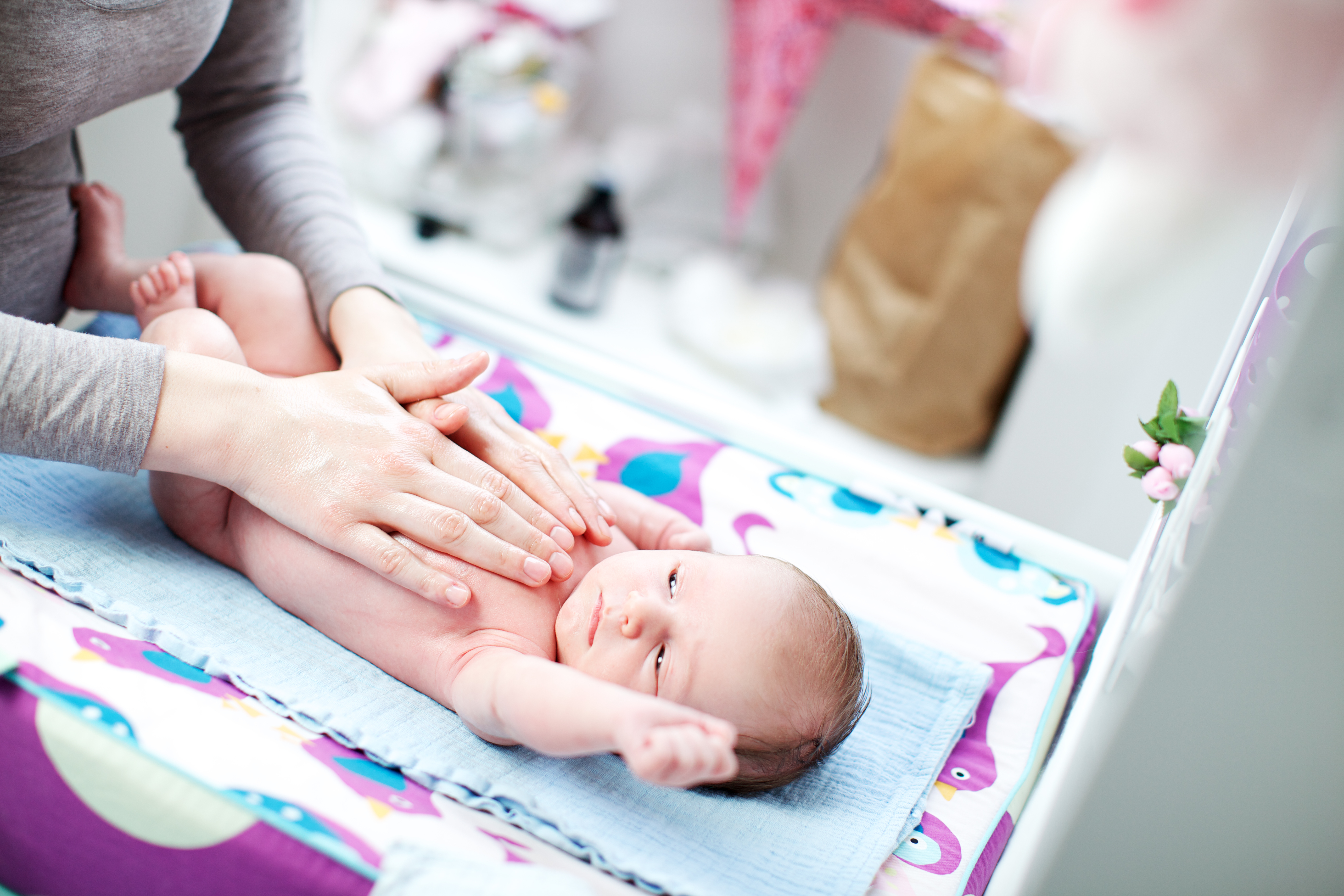 Une mère et son bébé sur un matelas à langer