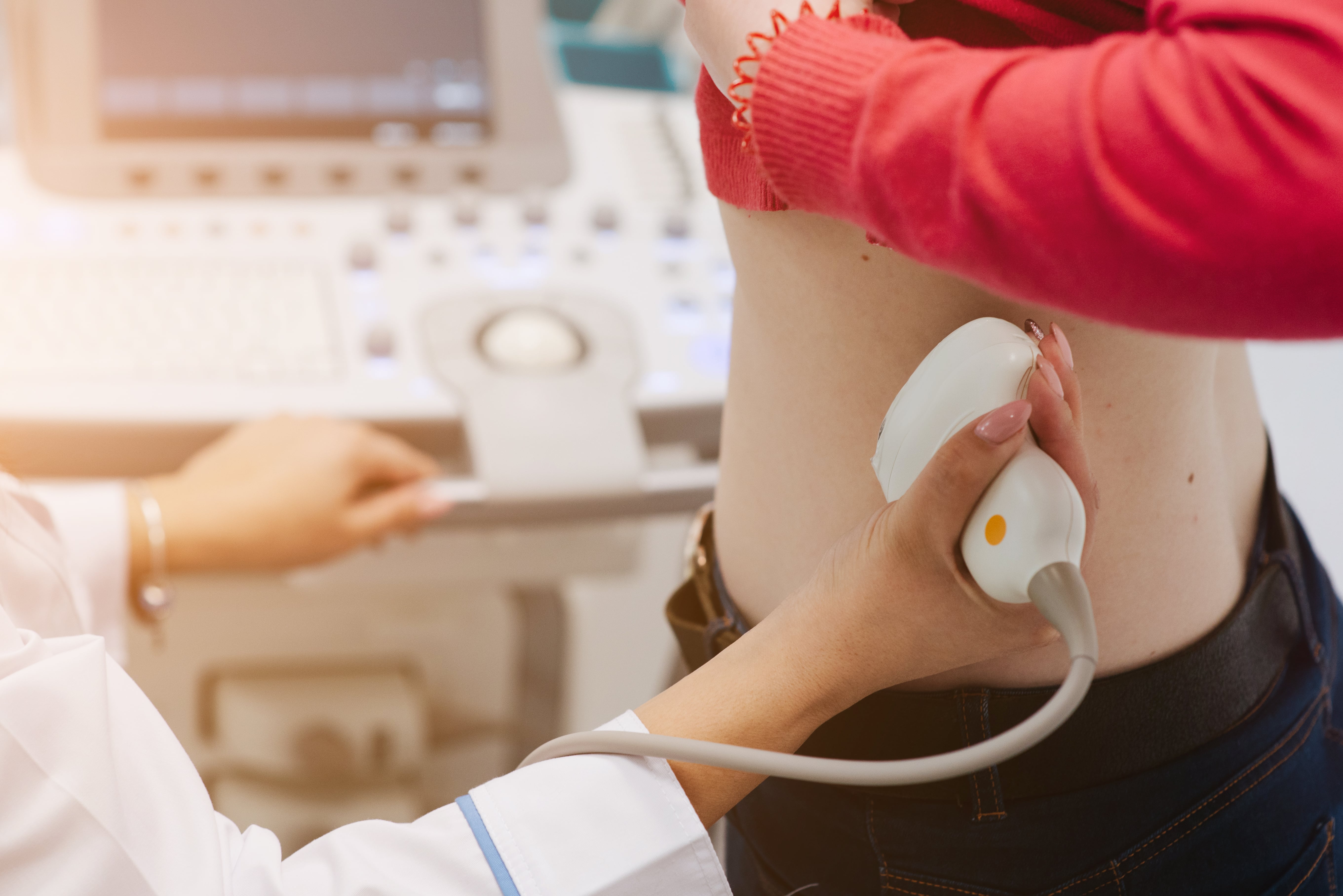 Échographie abdominale réalisée par un professionnel de santé