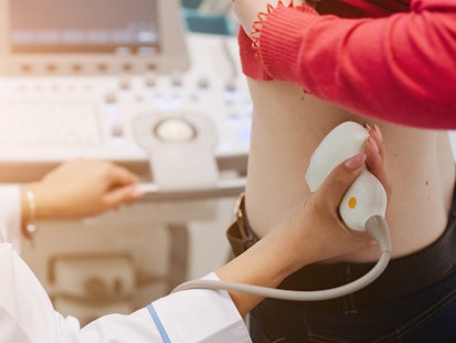 Échographie abdominale en cours Échographie abdominale réalisée par un professionnel de santé