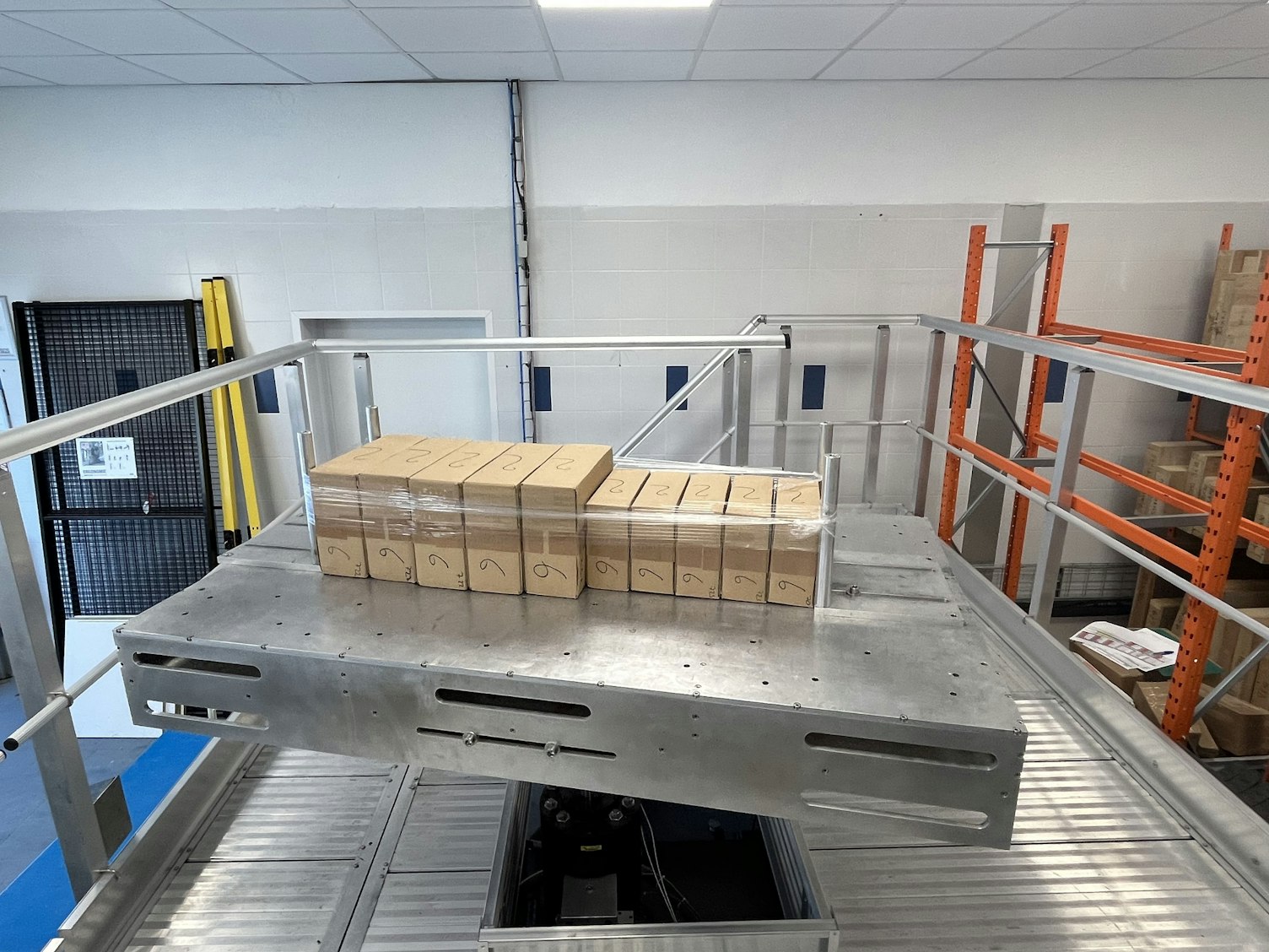Plateforme d’essai de chute avec colis dans un laboratoire SGS