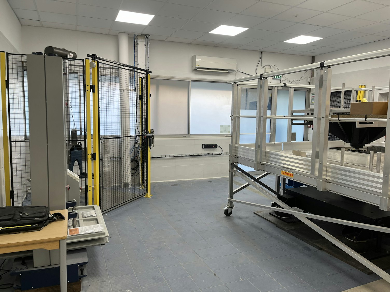 Labo SGS équipé de machines de test industrielles