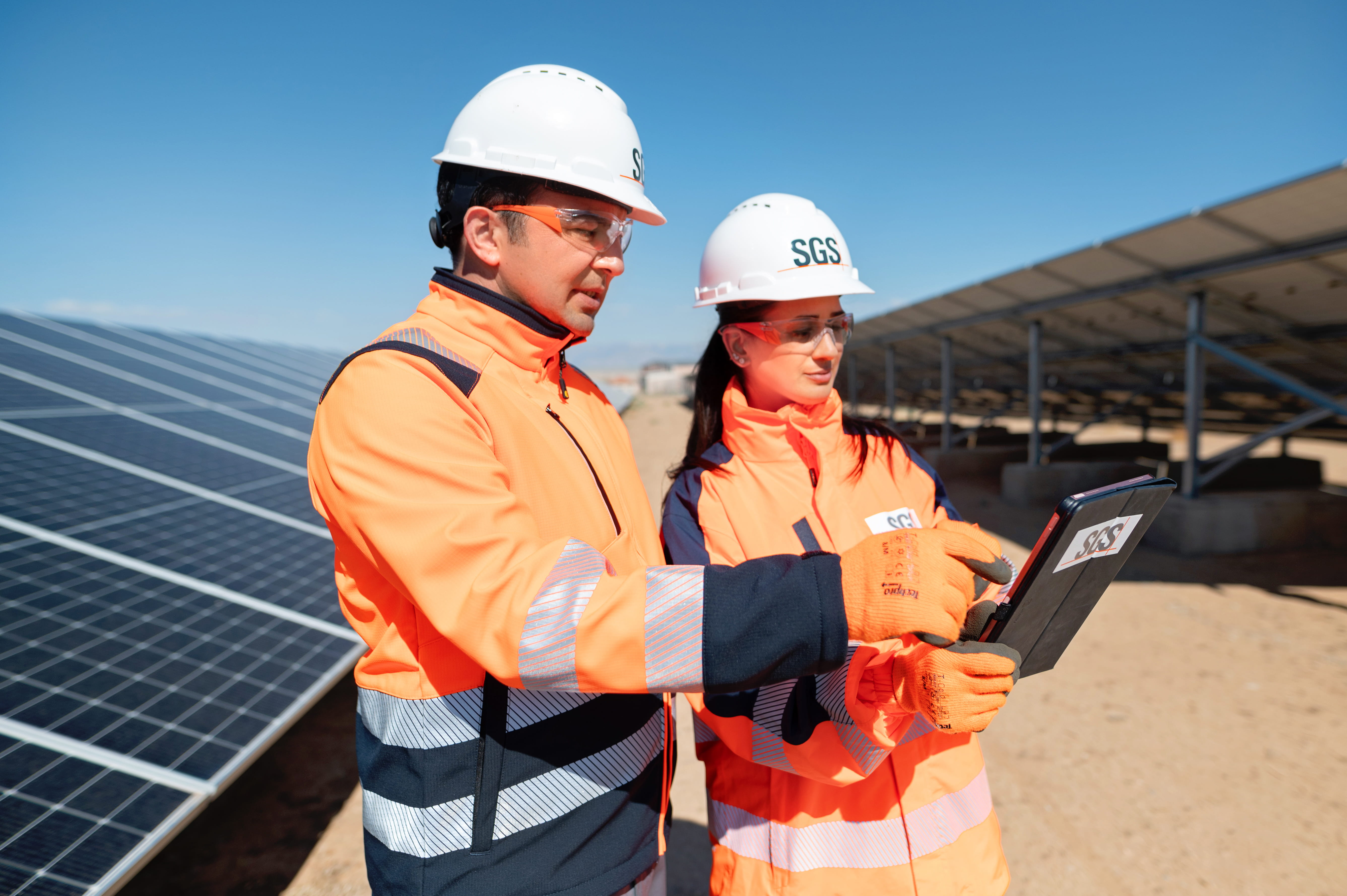 Inspecteurs SGS devant des panneaux solaires