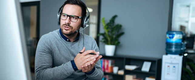 Support Center agent Helping a Customer