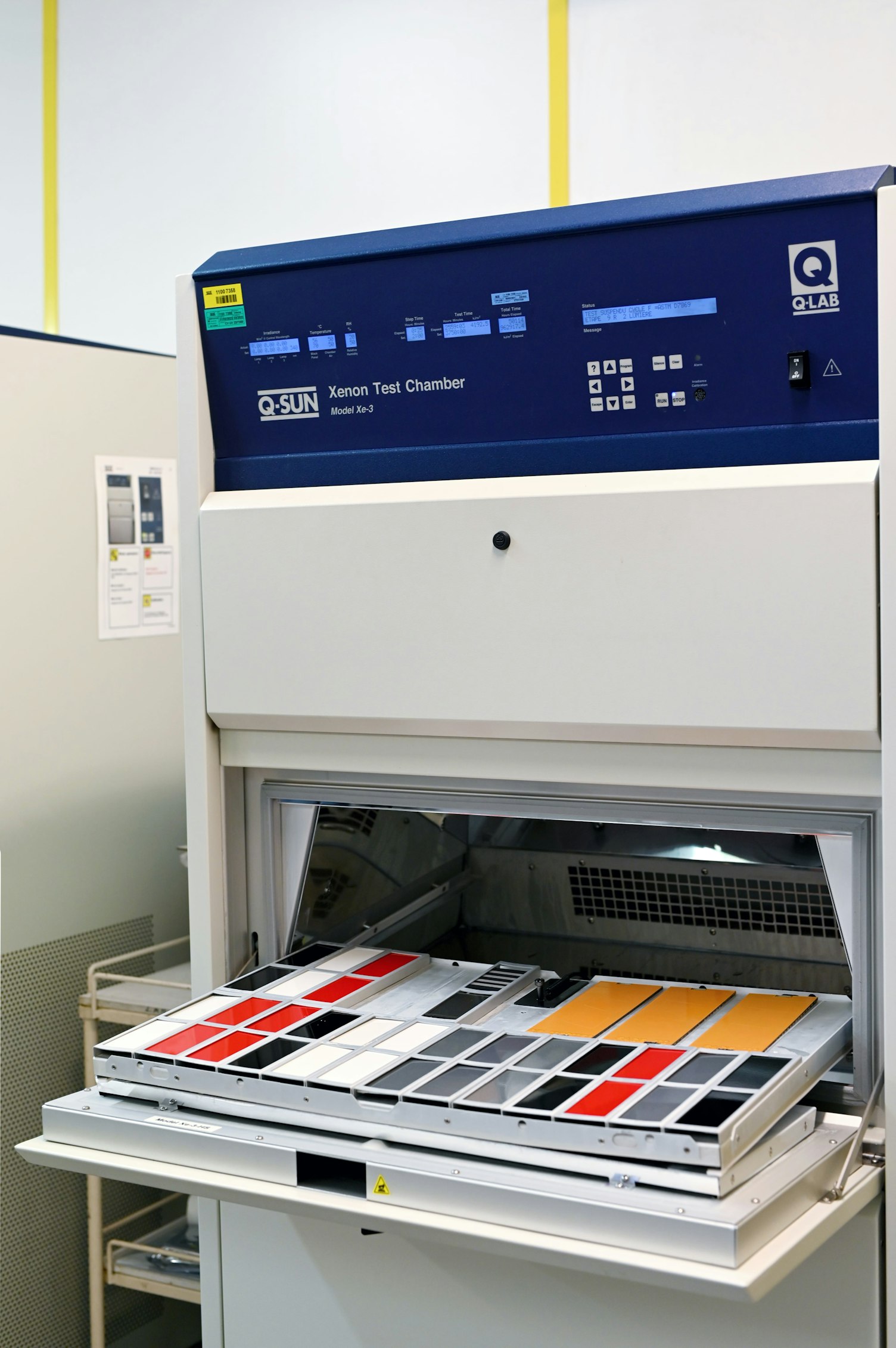 Chambre de test au xénon avec échantillons de peinture dans un laboratoire SGS