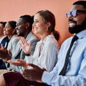 Colegas de trabalho a ouvir uma apresentação