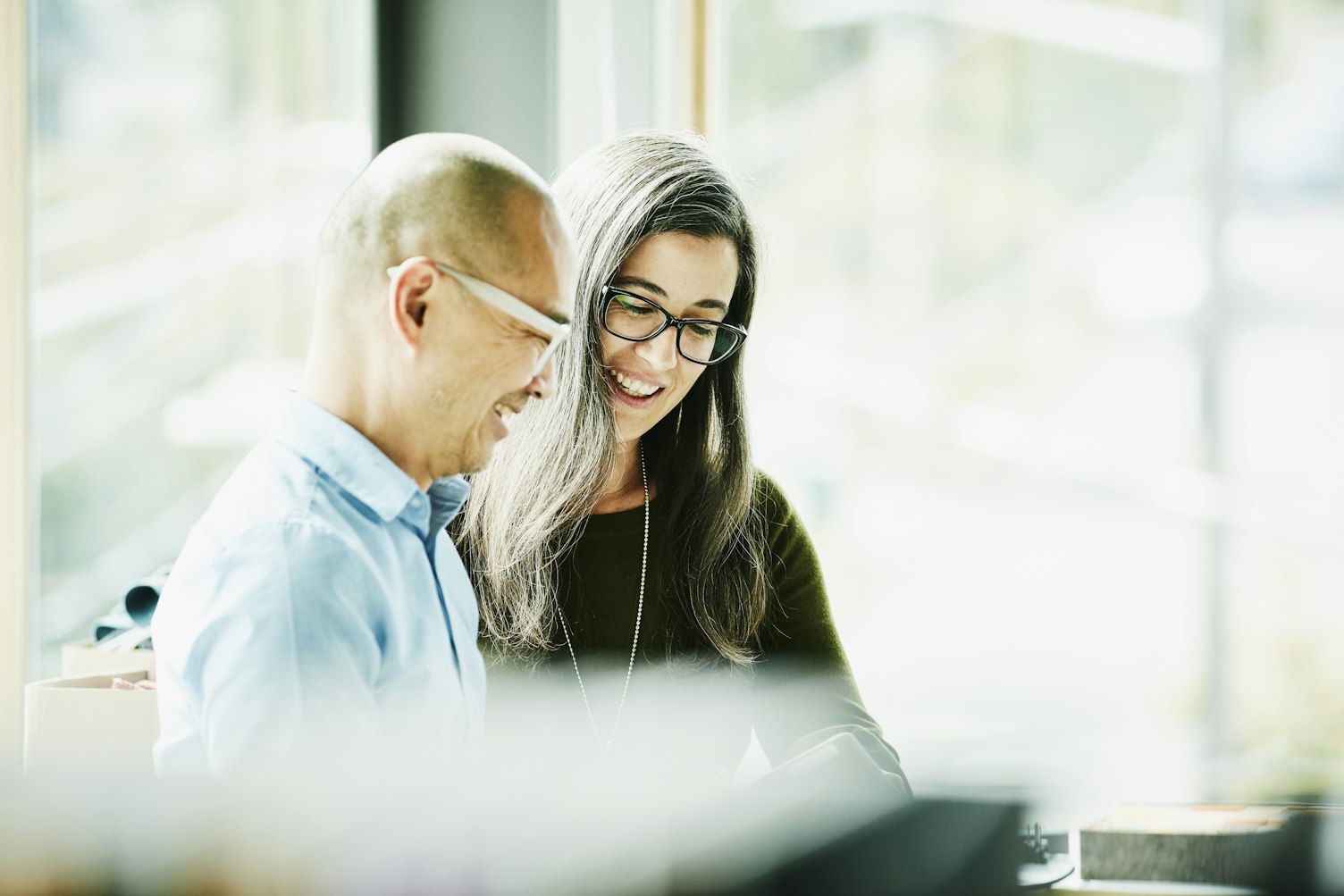 Des collègues de travail discutant au bureau