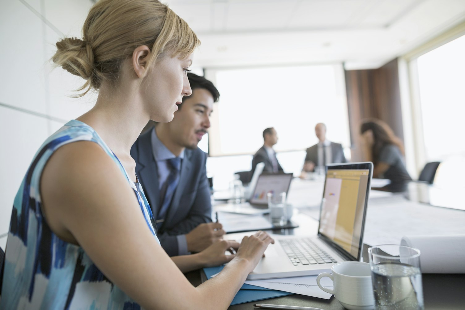 Työtoverit työskentelemässä yhdessä