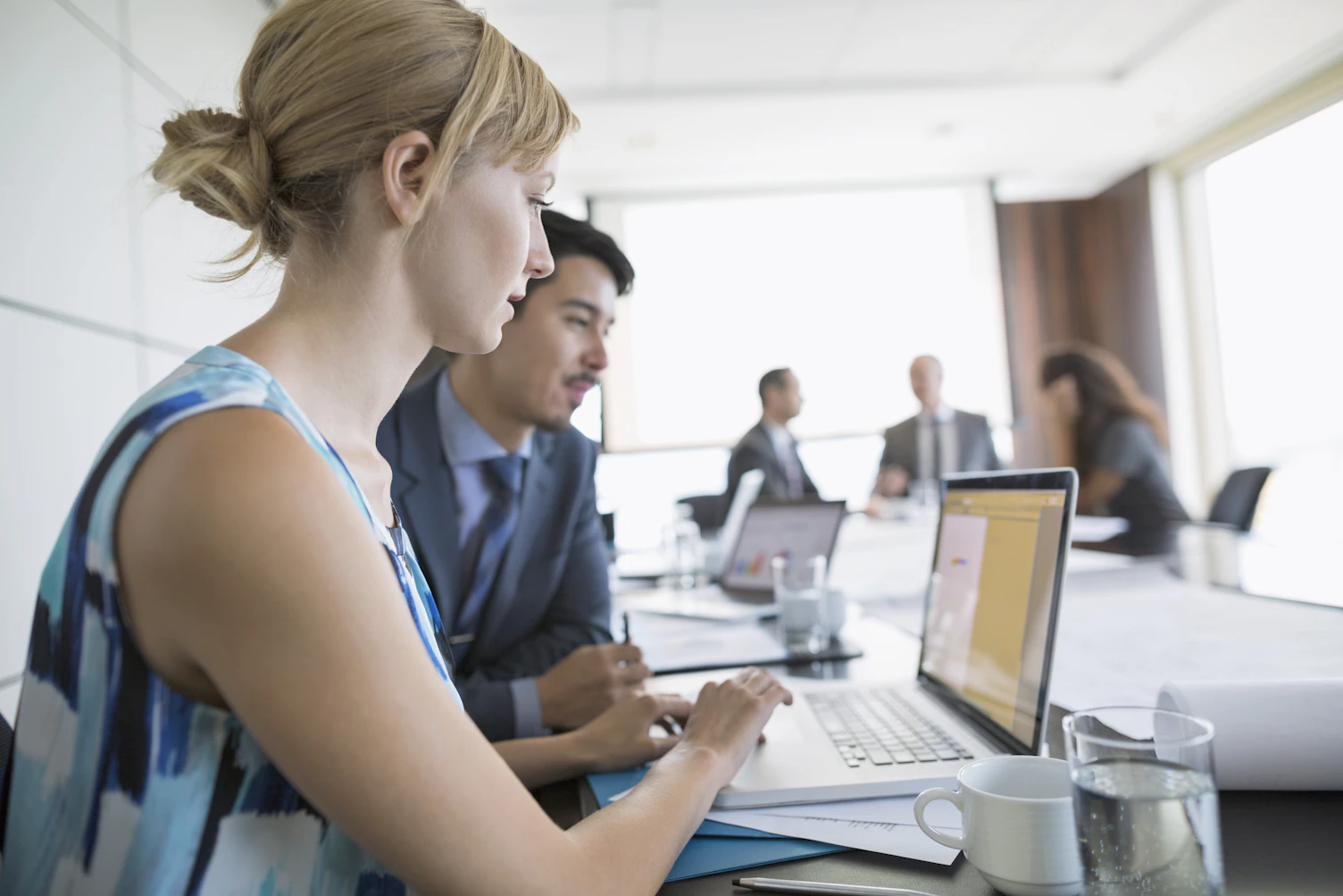 Đồng nghiệp làm việc cùng nhau