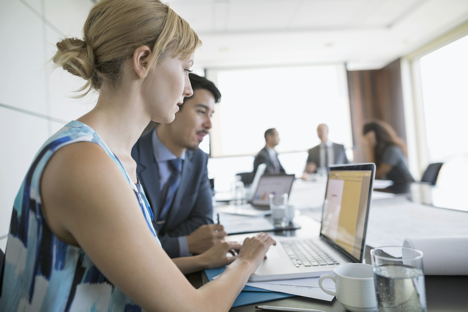 業務同事攜手合作