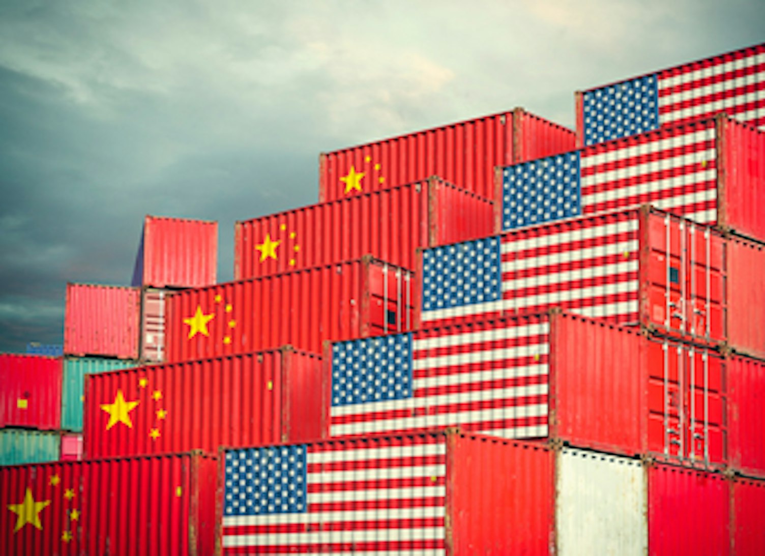 Container di carico cinesi e statunitensi che riflettono la guerra commerciale e le restrizioni alle esportazioni e alle importazioni