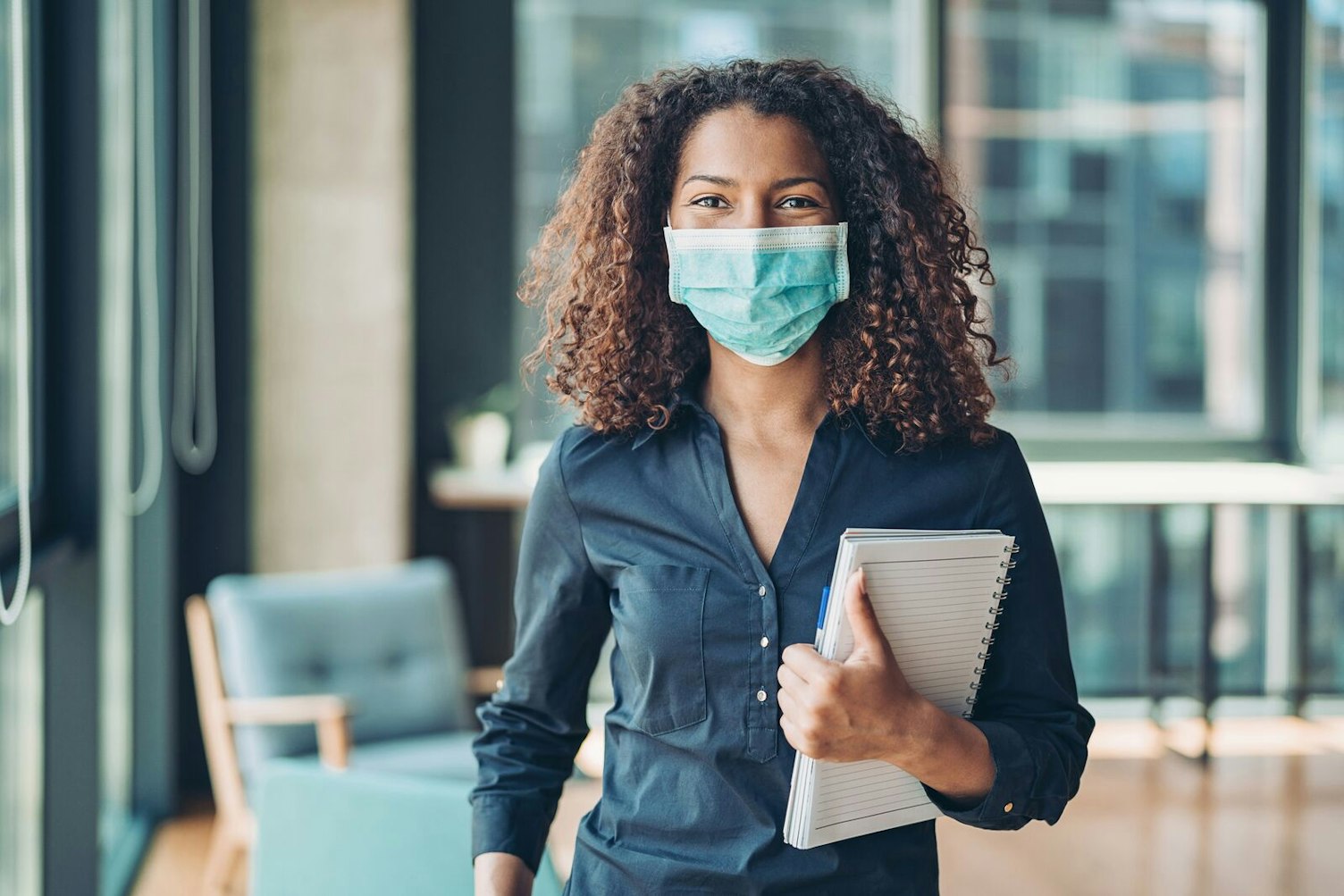 Femme d’affaires portant un masque de protection au bureau