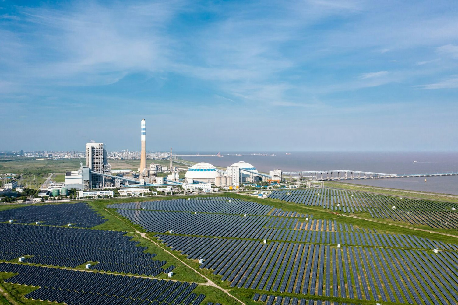 Heizkraftwerk mit Solarmodulen