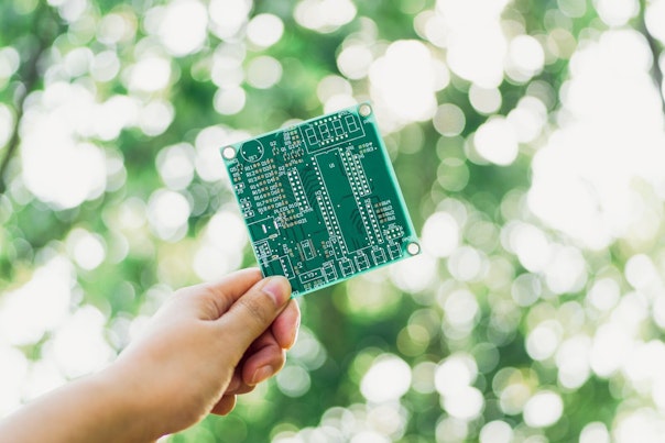 Hombre sosteniendo una batería externa y un smartphone 