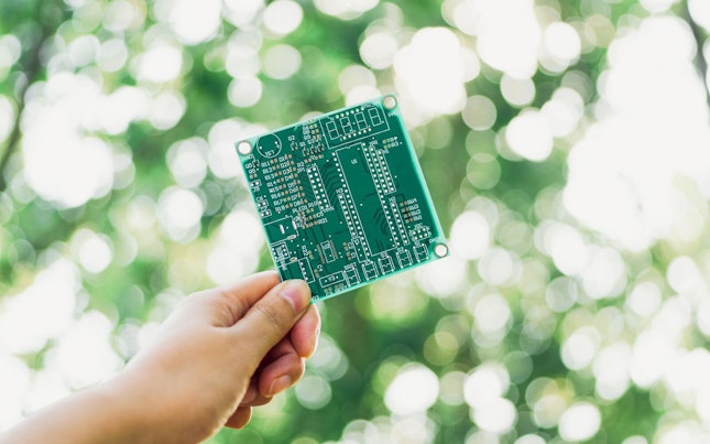 外付けバッテリーとスマートフォンを持つ男性