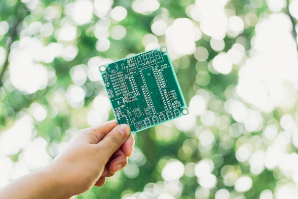 ผู้ชายกำลังถือแบตเตอรี่ภายนอกและสมาร์ทโฟน 