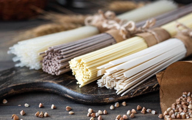 Huevo de trigo sarraceno sin gluten y fideos de arroz surtidos