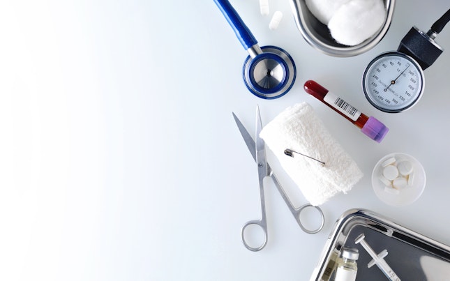 Médicos examinando un microorganismo en una gran pantalla