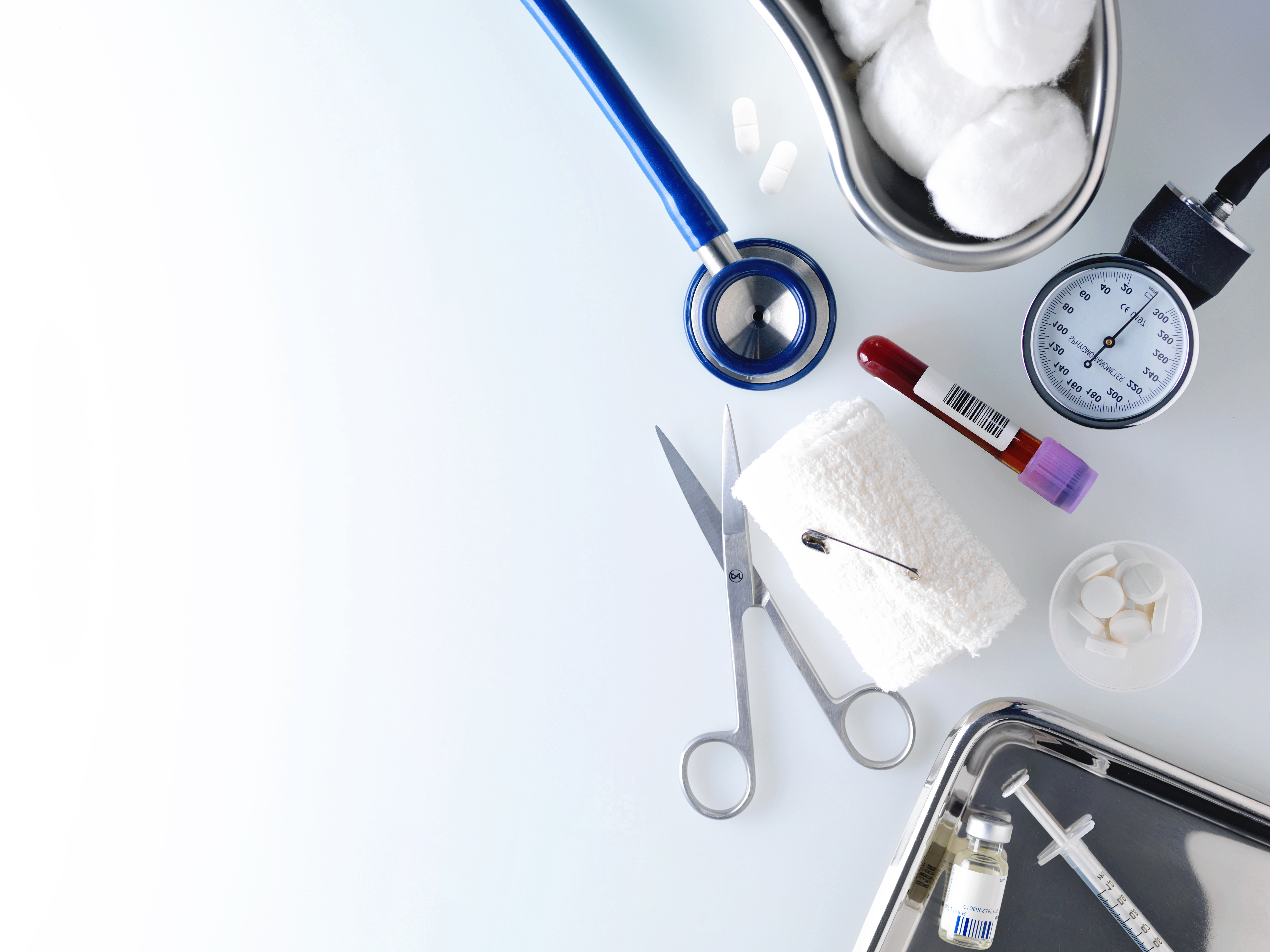 Medici che controllano i microrganismi su un grande schermo