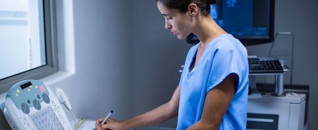 hoitaja tekee muistiinpanoja