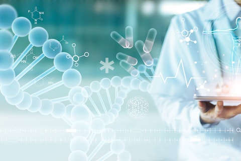 Lääkäri tutkii tietoja tabletilta