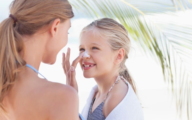 Deterjan ürünlerini kontrol eden kadın