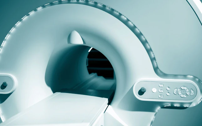 Médicos examinando microorganismos en una pantalla gigante