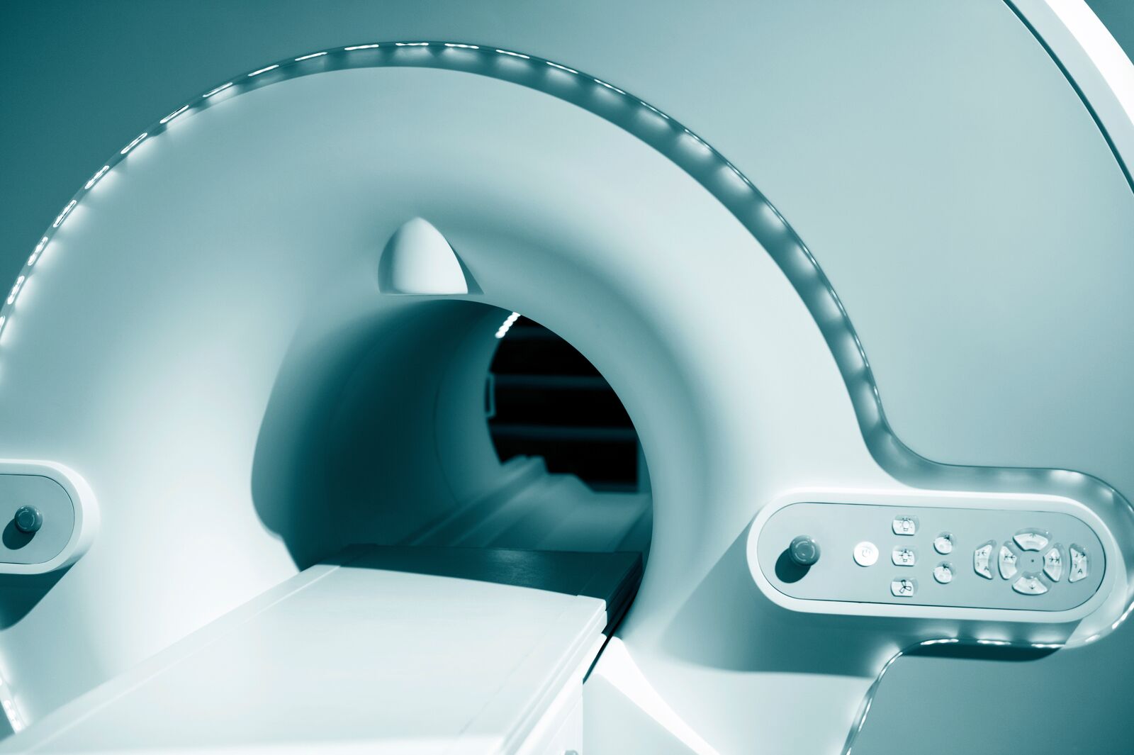 Medici che controllano microrganismi su un grande schermo