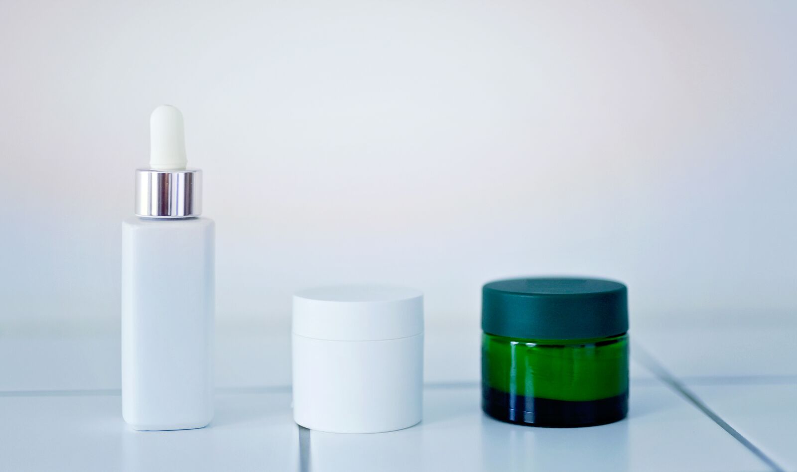 Vrouw die make-up aanbrengt