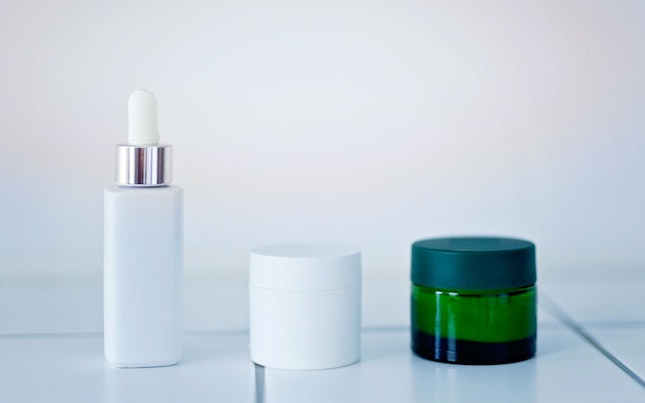 Vrouw die make-up aanbrengt