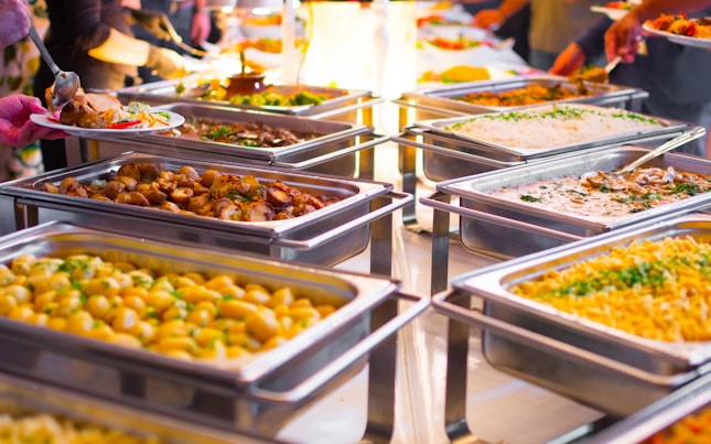 Camarero sirviendo comida