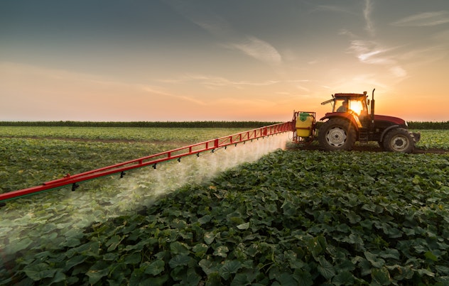 Tractor care pulverizează pesticide
