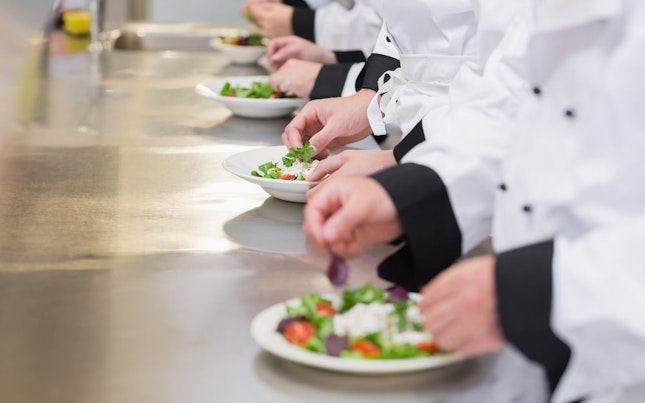 Preparación de platos en el restaurante