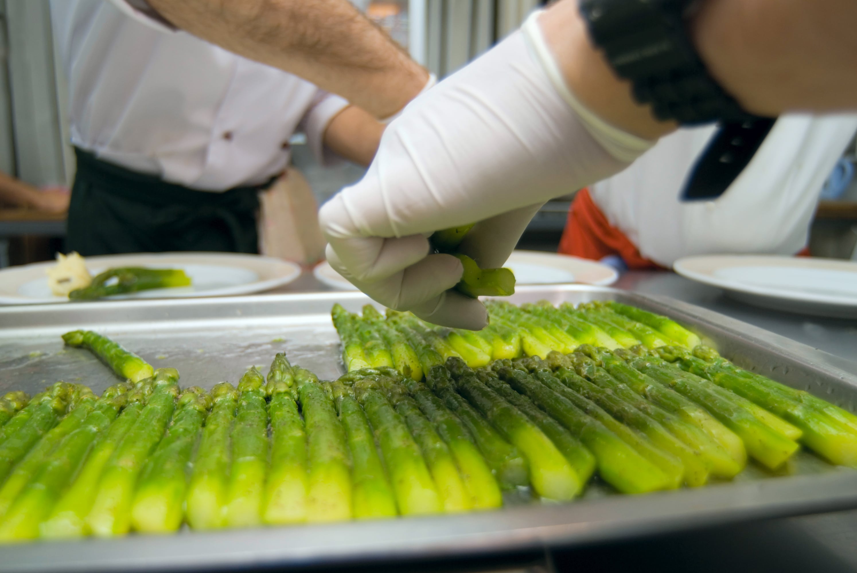 Preparación de espárragos en la cocina de un restaurante