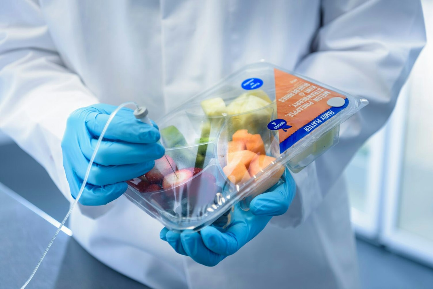 Wetenschapper inspecteert de versheid van voedingsmiddelen in het laboratorium