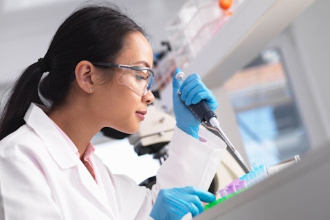 Tutkija pipetöi näytettä laboratoriossa