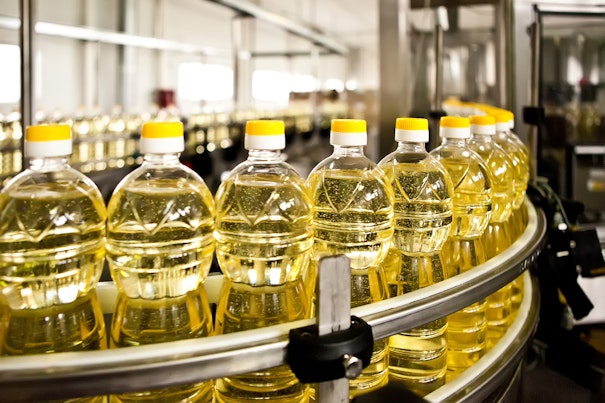 Sonnenblumenöl in der Flasche in der Produktionslinie