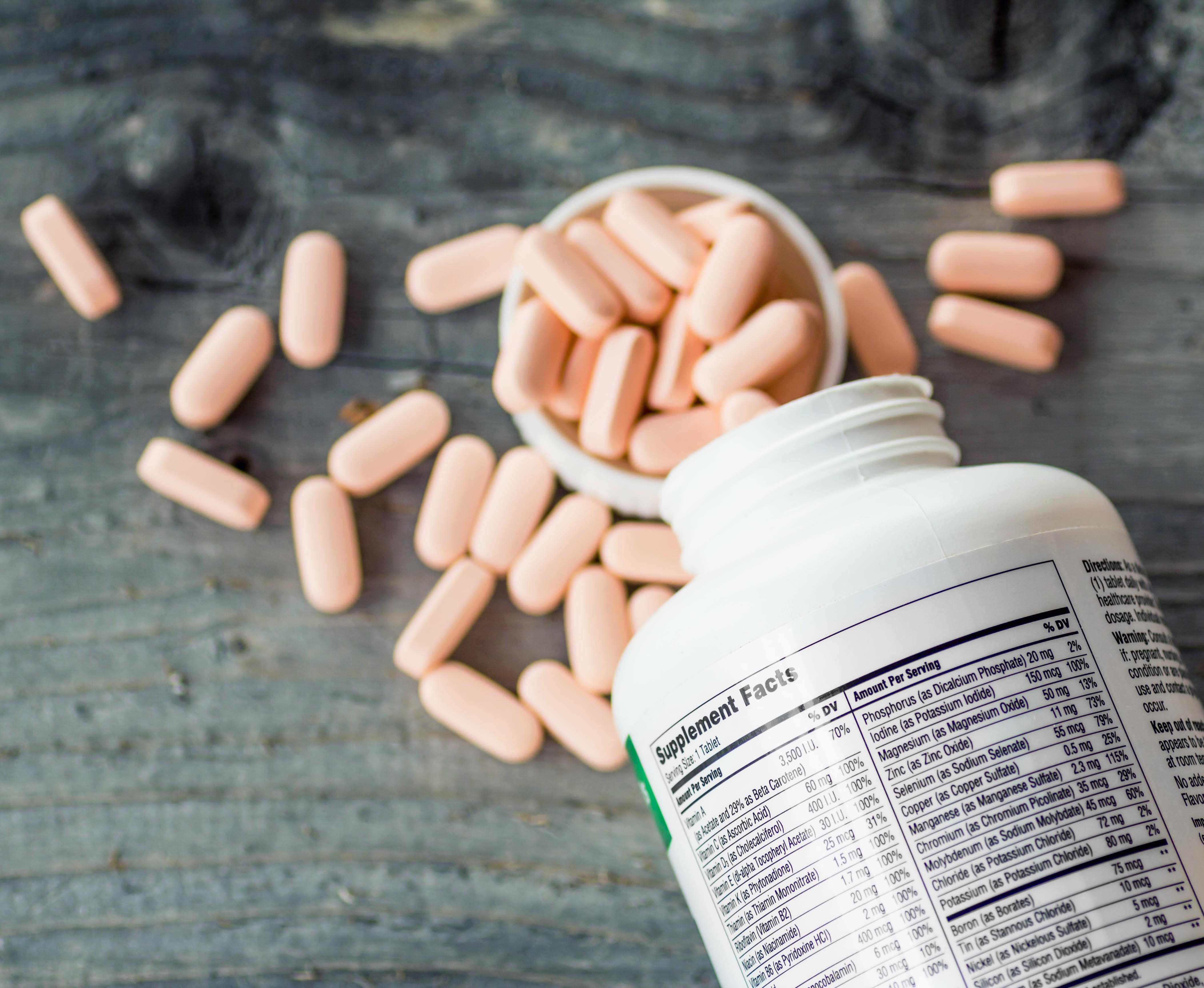 Datos del suplemento: primer plano de una botella de vitaminas