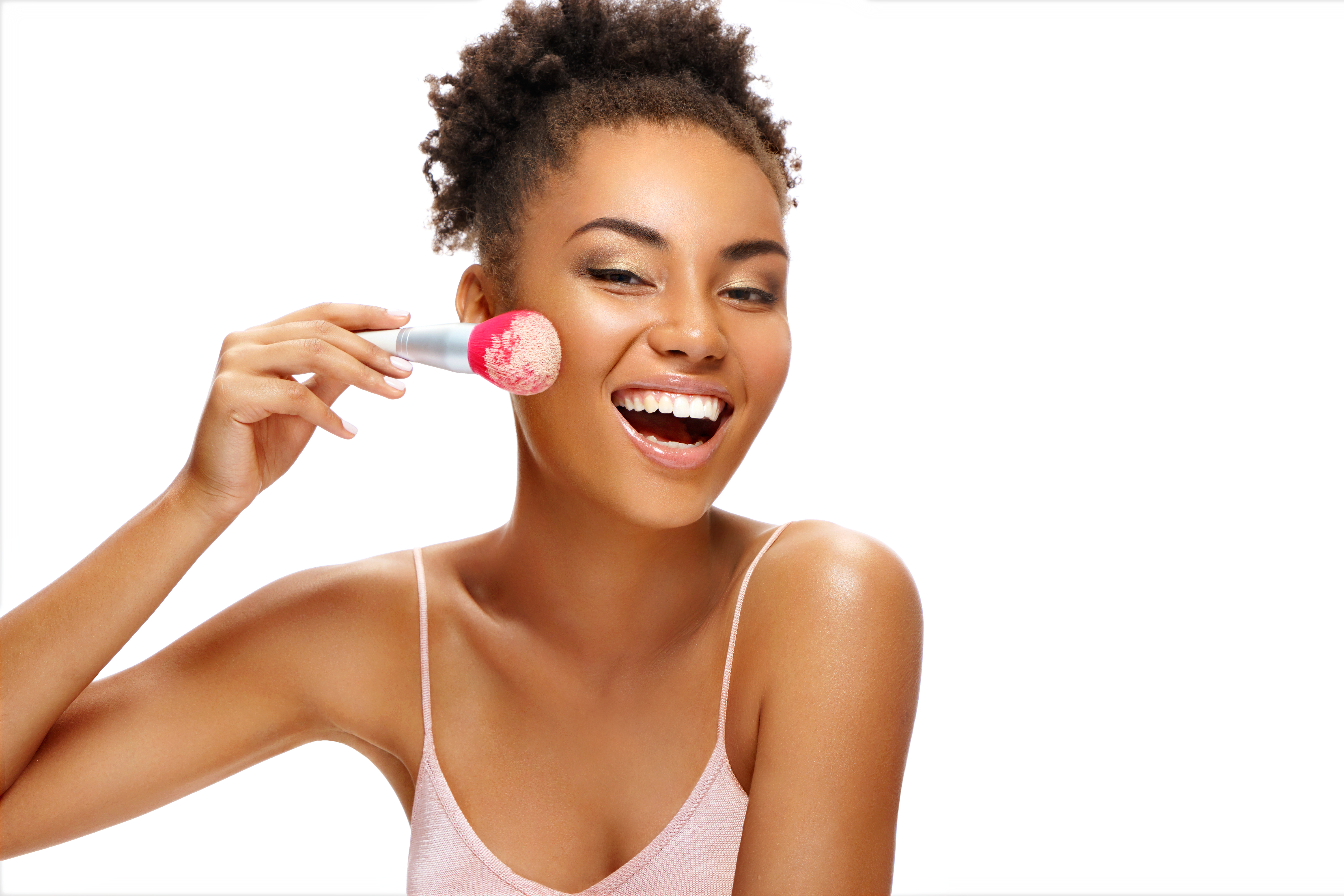 Mujer aplicando maquillaje