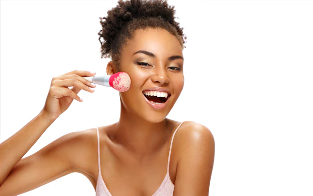 Mujer aplicando maquillaje