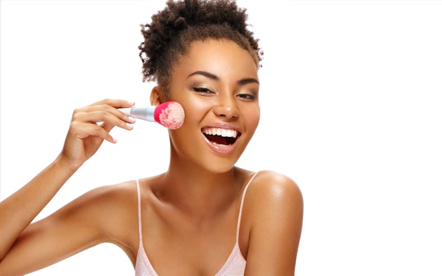 Vrouw die make-up aanbrengt