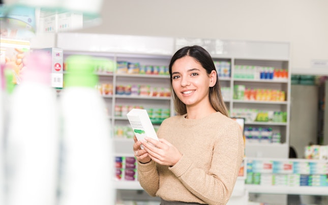 Mujer comprobando productos de limpieza