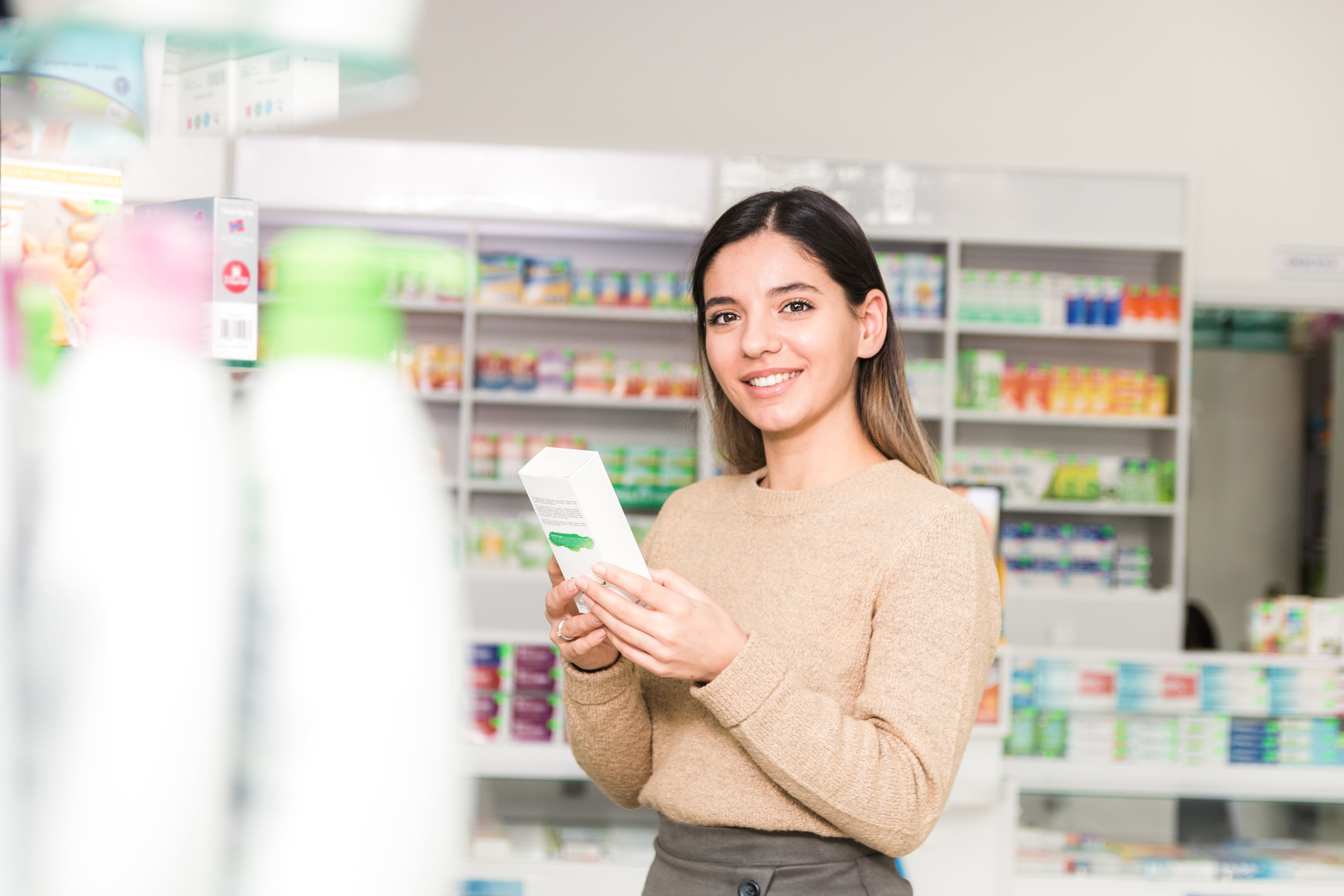 Mujer comprobando productos de limpieza