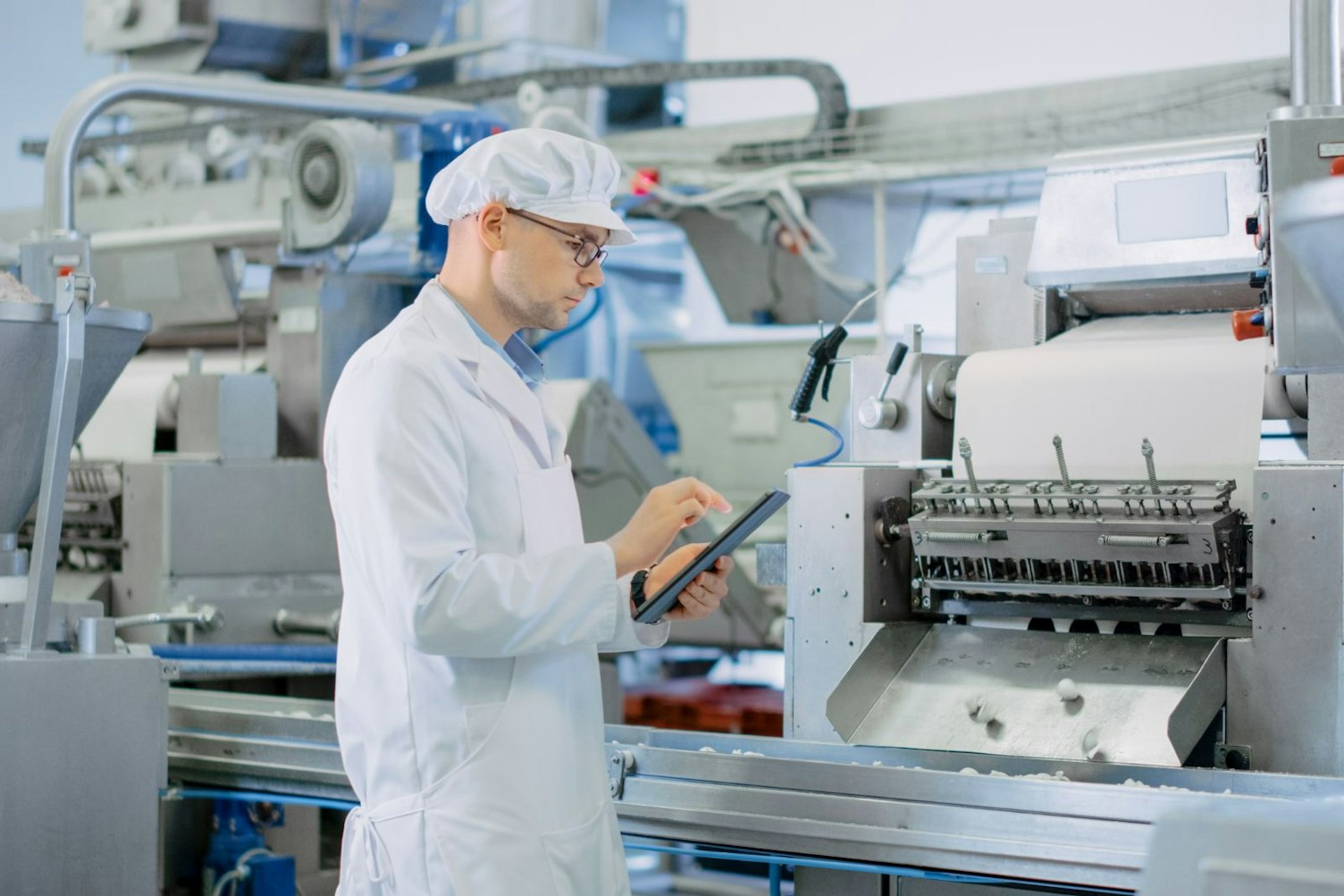 젊은 남성 품질 관리자