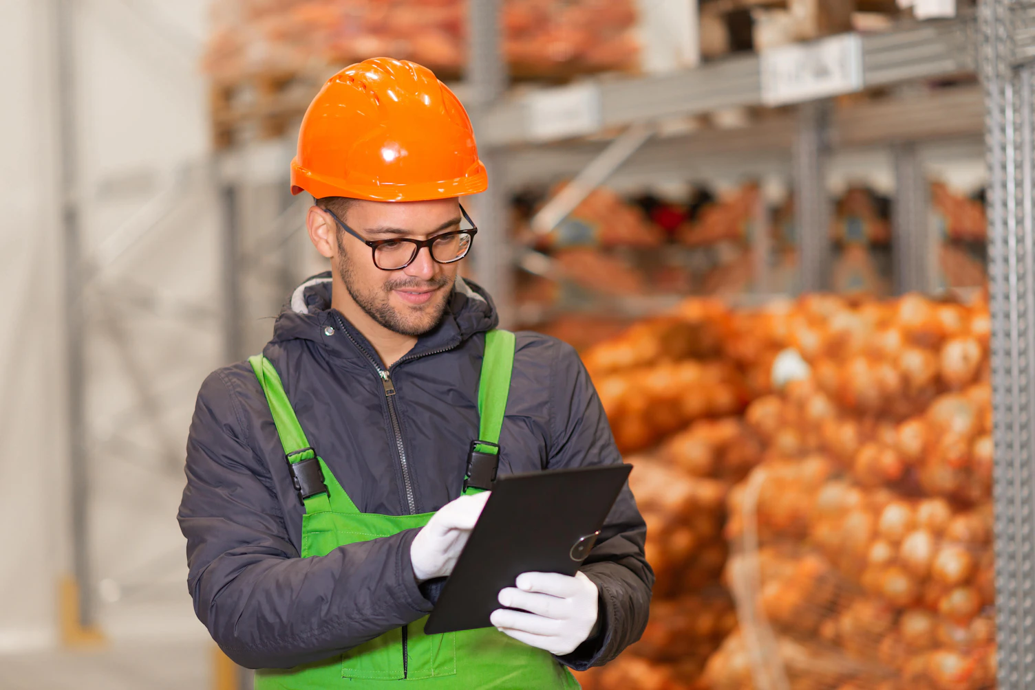 Joven trabajando en la producción de alimentos saludables