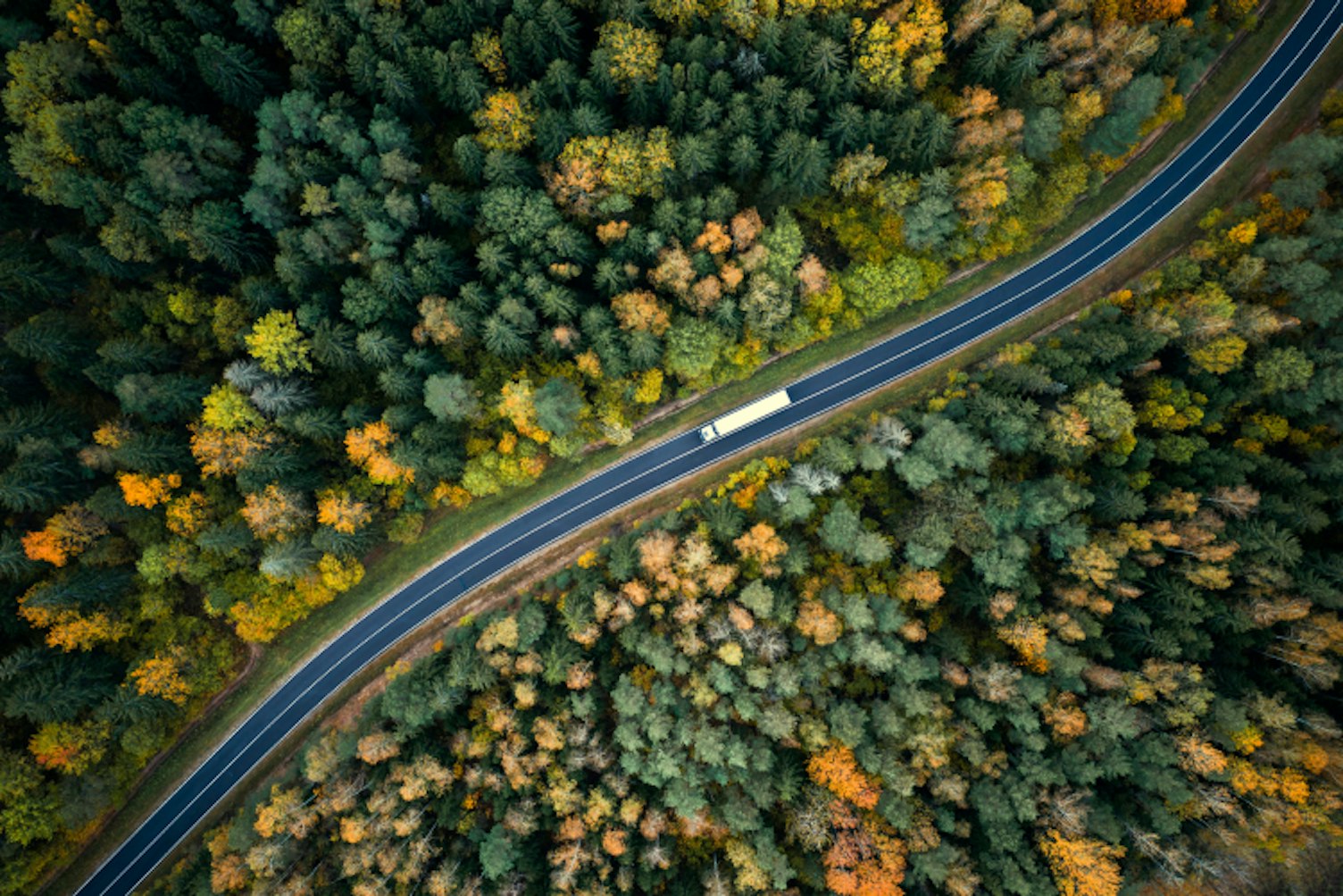 Luchtfoto van een zware vrachtwagen op een weg