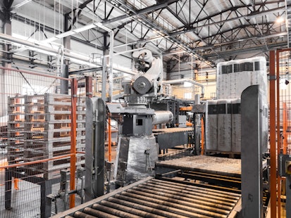 Ligne de production automatisée avec robot industriel et convoyeur Chaîne de production industrielle automatisée avec robot et convoyeur dans une usine.